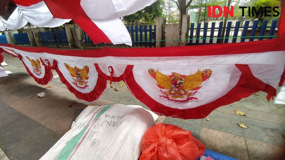 Jelang HUT RI, Penjual Bendera di Makassar Raup Rp1 Juta per Hari