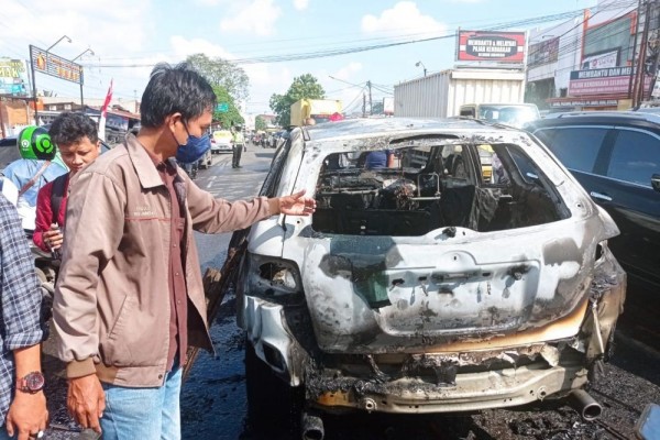 Mazda CX7 Terbakar di Jalan Demang Lebar Daun, 5 Orang Selamat