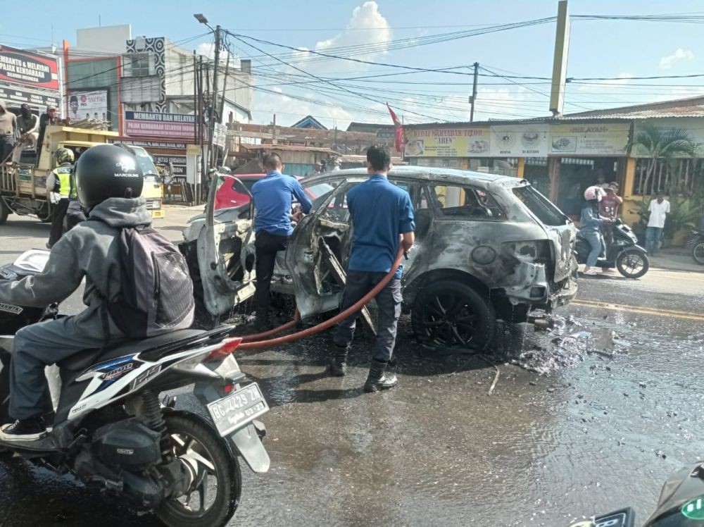 Mazda CX7 Terbakar di Jalan Demang Lebar Daun, 5 Orang Selamat