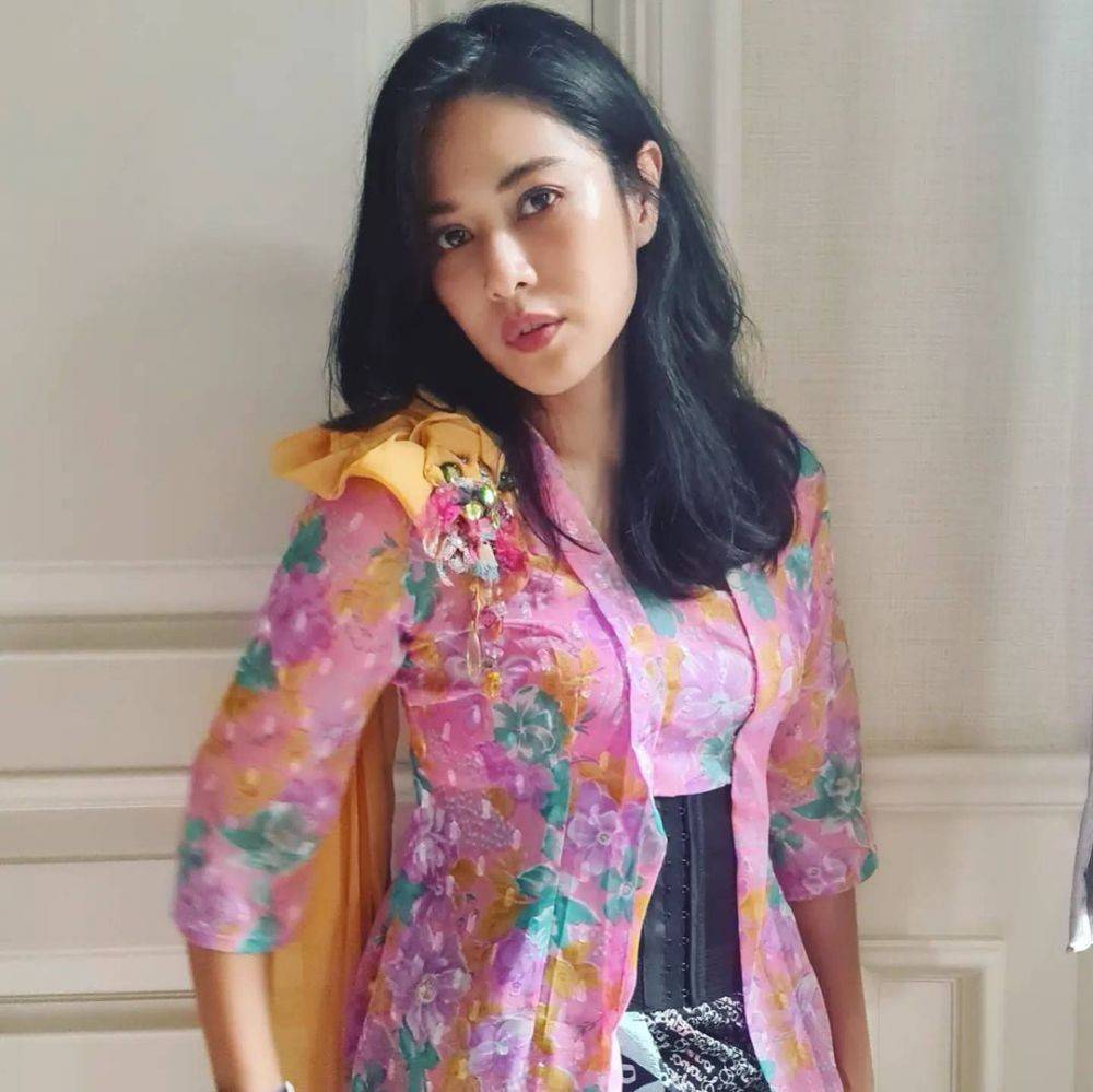 12 Kebaya Kutubaru Klasik Dian Sastro, Brokat Hingga Velvet