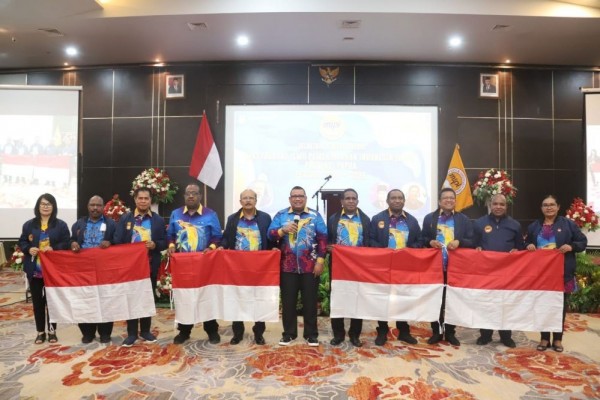 Kemendagri Gelorakan Gerakan Pembagian 10 Juta Bendera di Papua