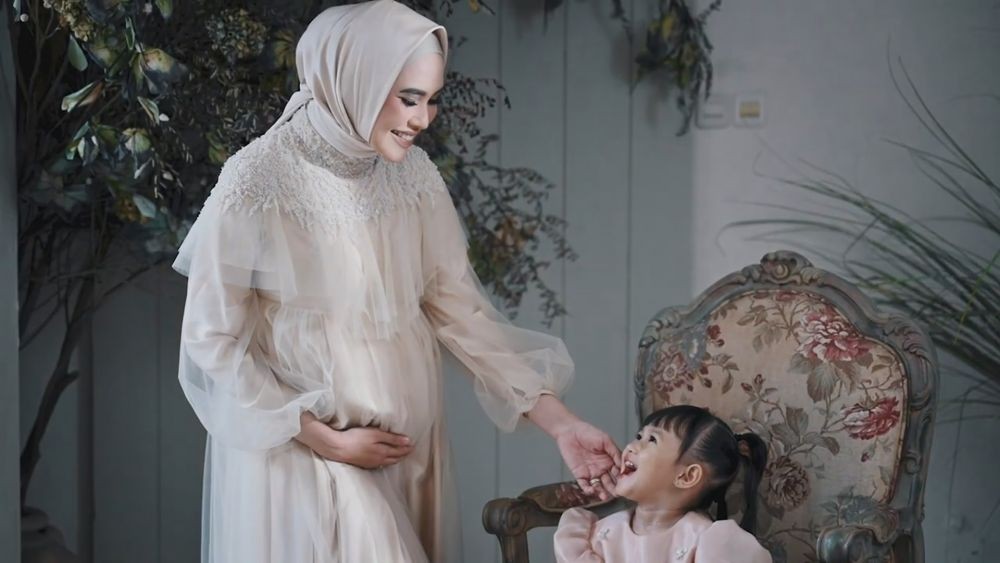 8 Potret Maternity Shoot Kartika Putri Yang Sederhana 