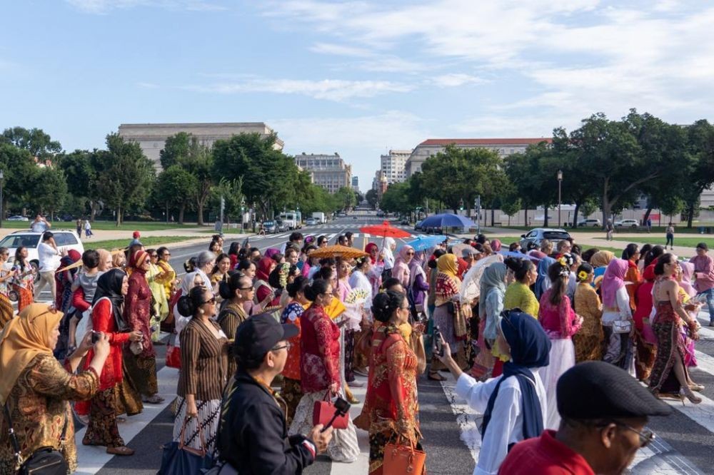 Kebaya Didaftarkan Ke UNESCO, Ratusan WNI Di AS Ikut Parade