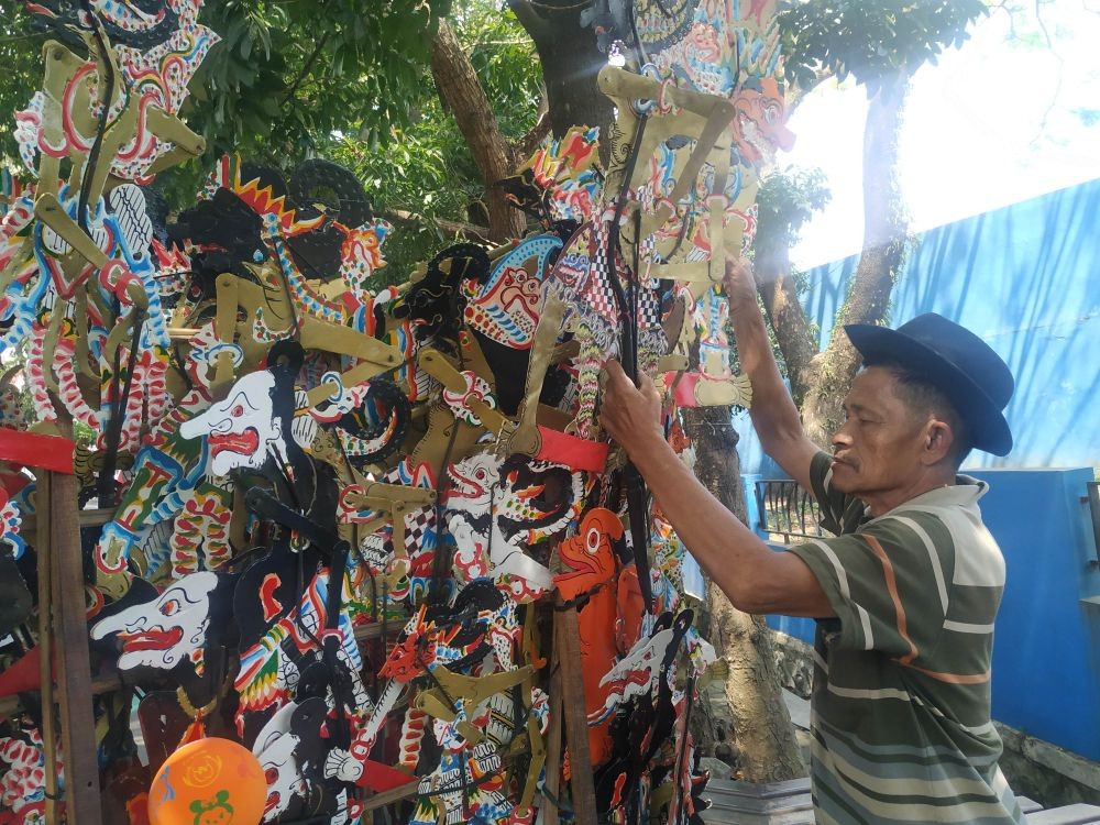 Kisah Sabar, Sukses Sekolahkan Tiga Anak dari Hasil Jualan Wayang 