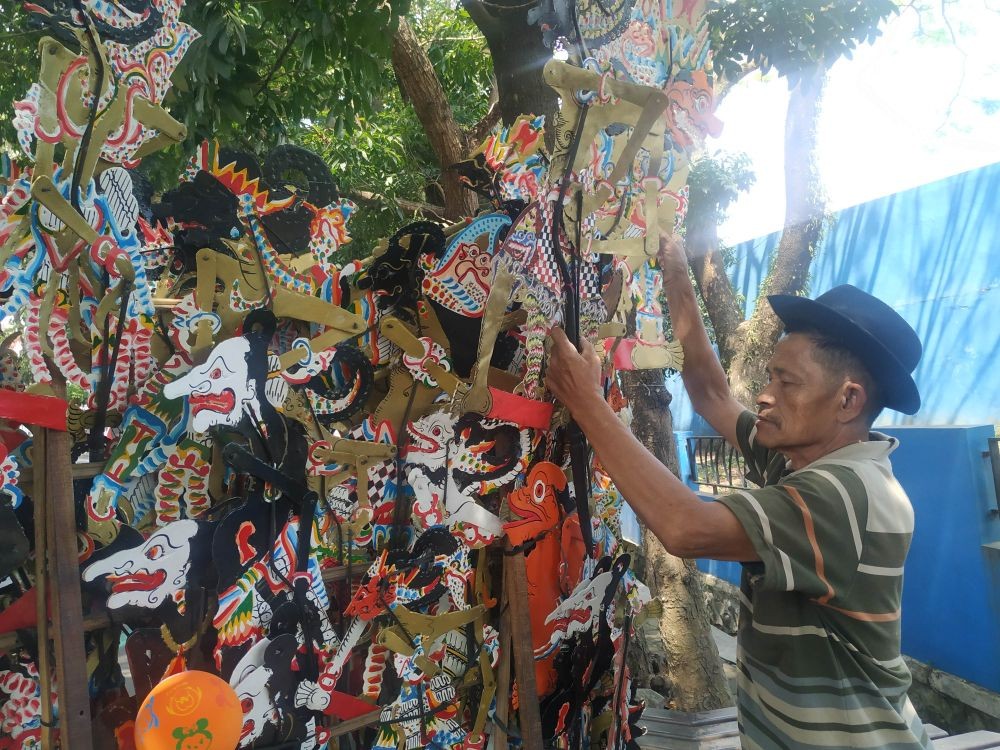 Kisah Sabar, Sukses Sekolahkan Tiga Anak dari Hasil Jualan Wayang 