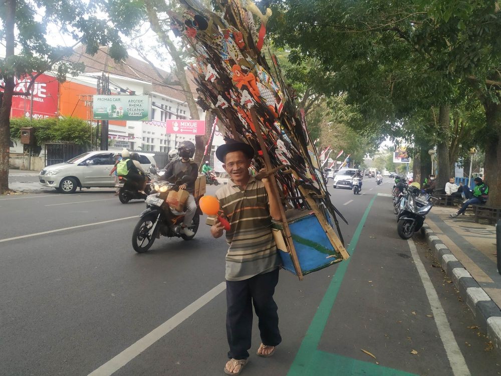 Kisah Sabar, Sukses Sekolahkan Tiga Anak dari Hasil Jualan Wayang 