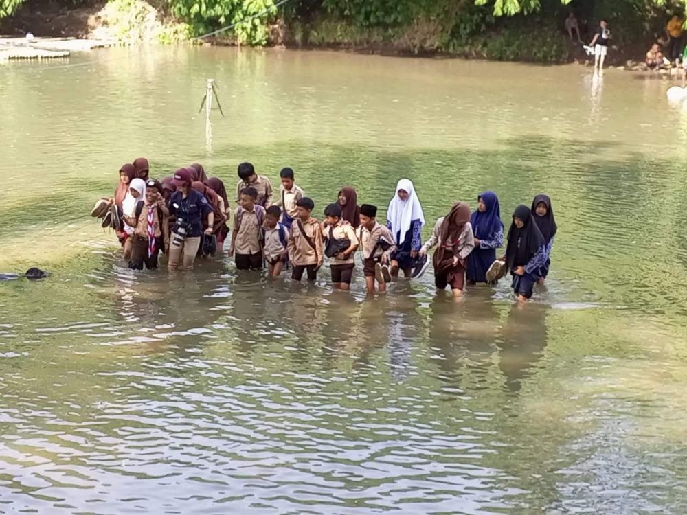 Dilema Siswa di Cianjur, Menerjang Sungai dan Belajar di Kelas Rusak