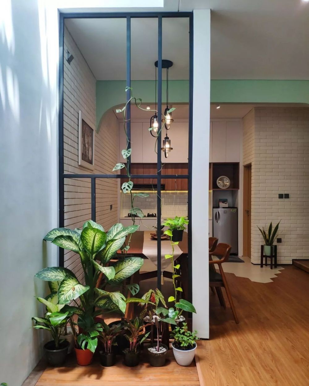 10 Ide Pemisah Ruangan tanpa Sekat Tembok, Tirai hingga Rak