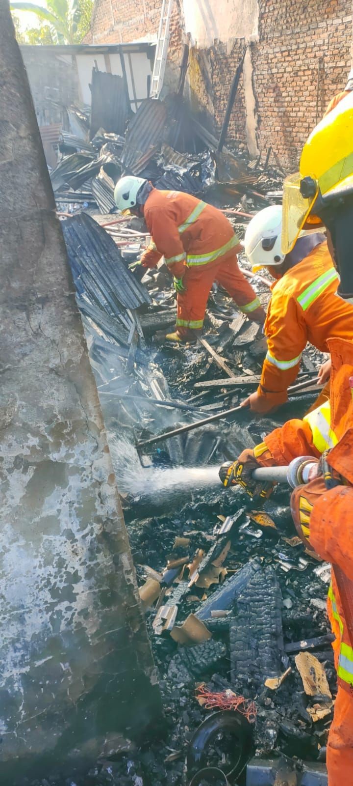 Gudang Rongsokan di Surabaya Terbakar, Merembet ke Bangunan SLB