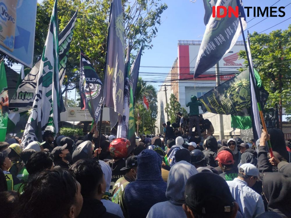 Ribuan Bonek Geruduk PT Indosiar, Menolak Jadwal Malam Laga Liga 1 