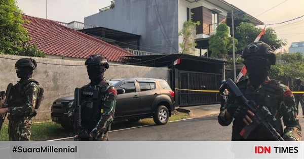 Tim Inafis Pasang Garis Polisi Di Rumah Irjen Ferdy Sambo