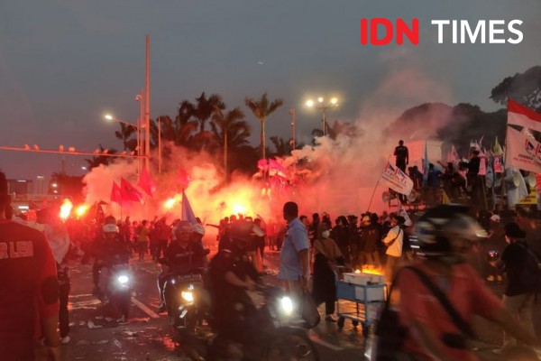 Massa Aksi Sejuta Buruh Tinggalkan Gedung DPR, Asap Dibiarkan Mengepul