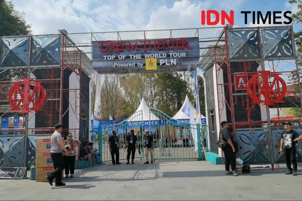 Konser Dream Theater di Solo, Pedagang Marchandise Cari Peruntungan
