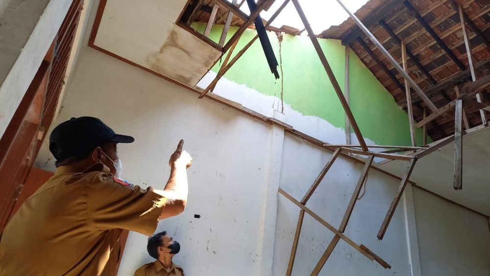 Gedung SDN Sumuragung Bojonegoro Ambrol, Siswa Belajar di Rumah Warga
