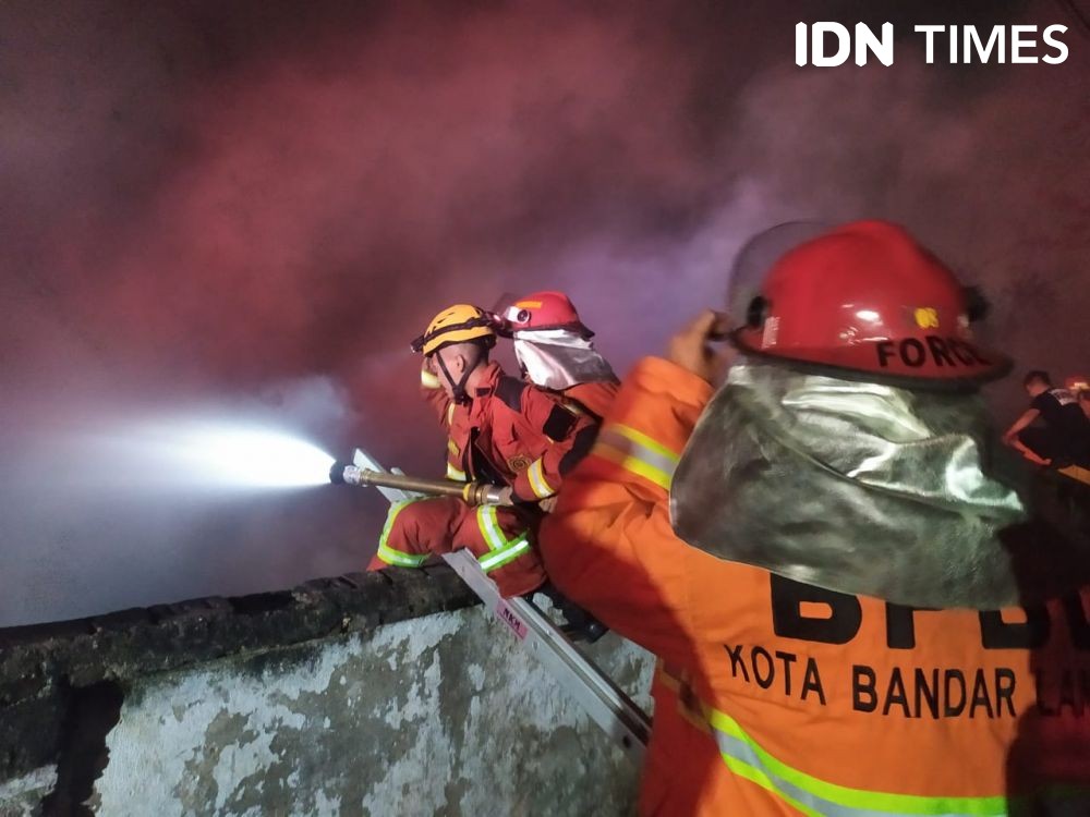 Kobaran Api Lalap Lahan Kosong Penyimpanan Ban Bekas di Bandar Lampung