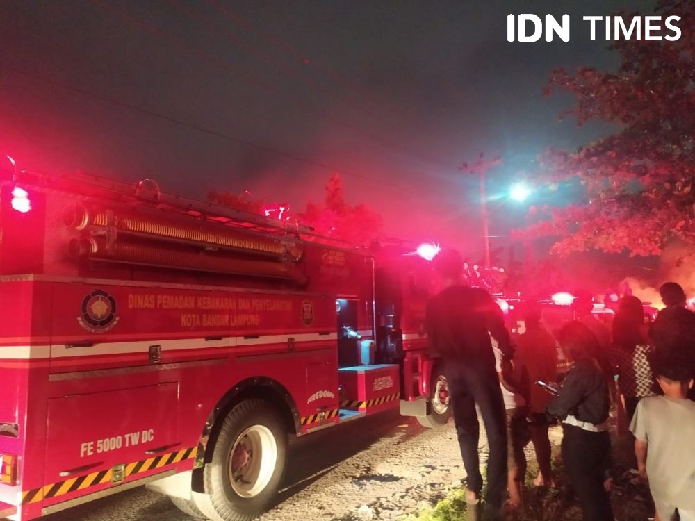 Kobaran Api Lalap Lahan Kosong Penyimpanan Ban Bekas di Bandar Lampung