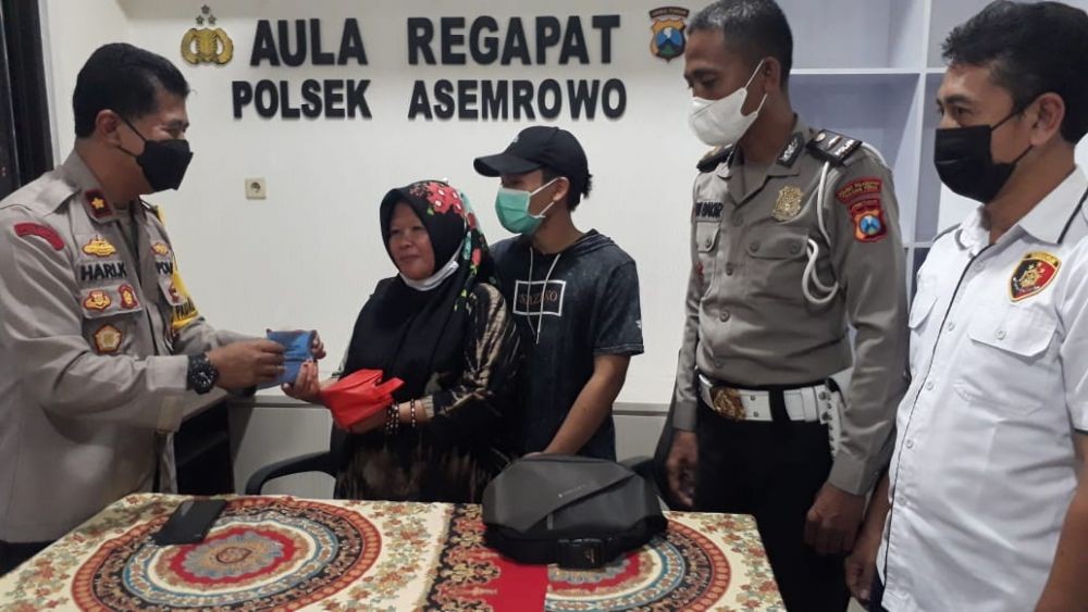 Polisi Temukan Tas Berisi Uang Rp35 Juta di Pasar Loak Surabaya