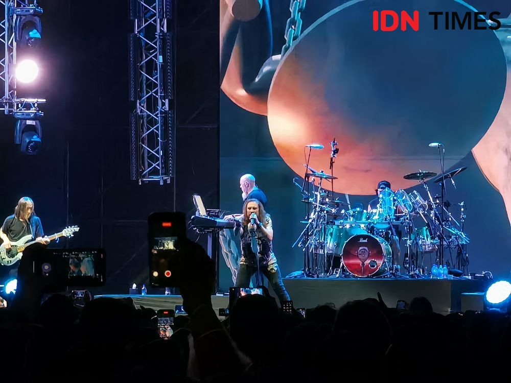 Potret Antusias Pengemar Musik Rock Saat Konser Dream Theater di Solo
