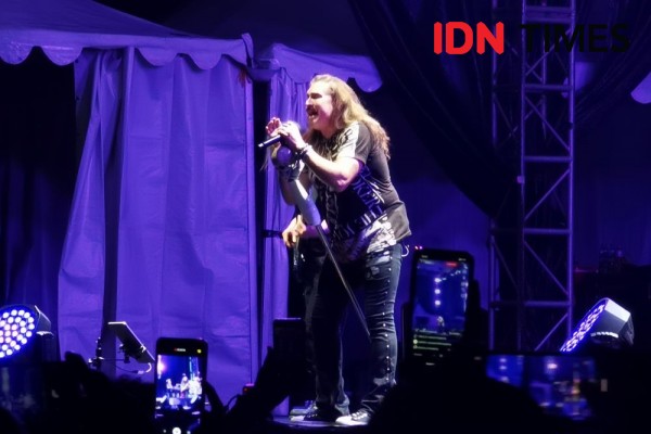 Potret Antusias Pengemar Musik Rock Saat Konser Dream Theater di Solo