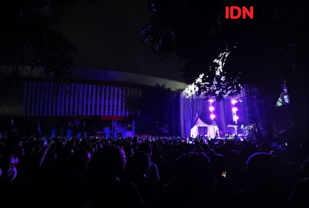 Potret Antusias Pengemar Musik Rock Saat Konser Dream Theater di Solo