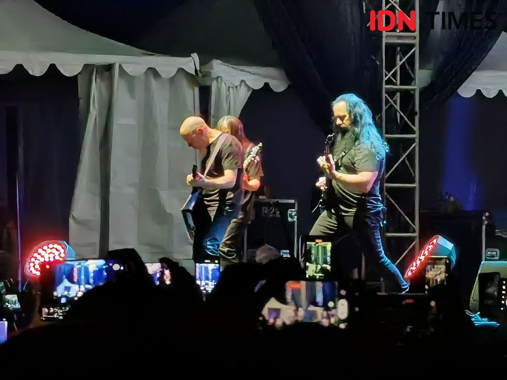 Potret Antusias Pengemar Musik Rock Saat Konser Dream Theater di Solo