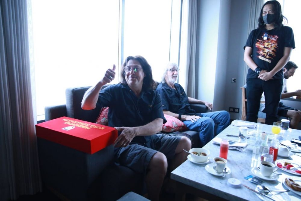 Gibran Hadiahkan Keris ke Para Personel Dream Theater