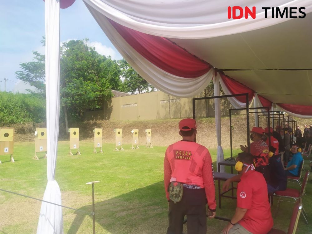 Dor! Kapolda Lampung Lepaskan Tembakan, Balon Pecah Sekali Bidik
