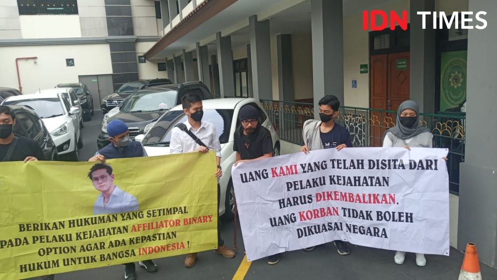[BREAKING] Indra Kenz Disidang, Korban Penipuan Demo di Depan PN Tangerang