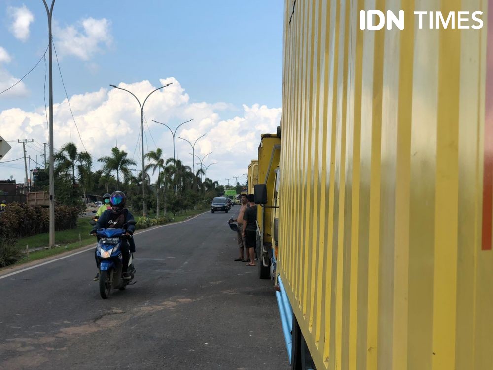 Sopir Truk Mandi Keringat dan Rela Keliling Palembang Demi Solar