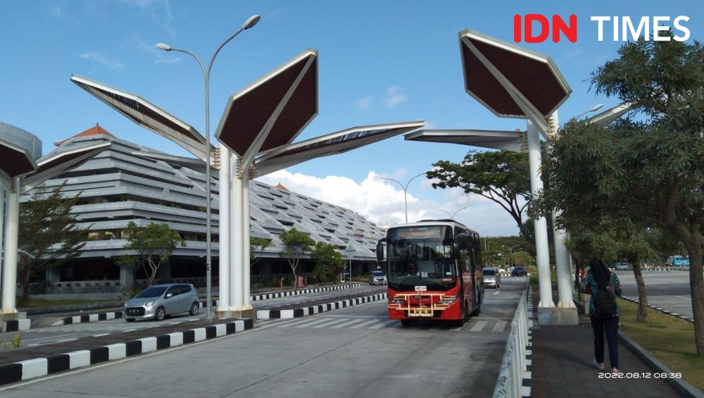 Padat Kendaraan, Arus Lalu Lintas di Kawasan Bandara Ngurah Rai Diubah