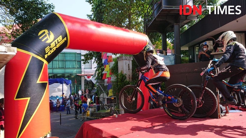 Ketika Pembalap Downhill Meliuk-liuk Terobos Lorong Labirin Gajahmungkur: Benar-benar Sempit!