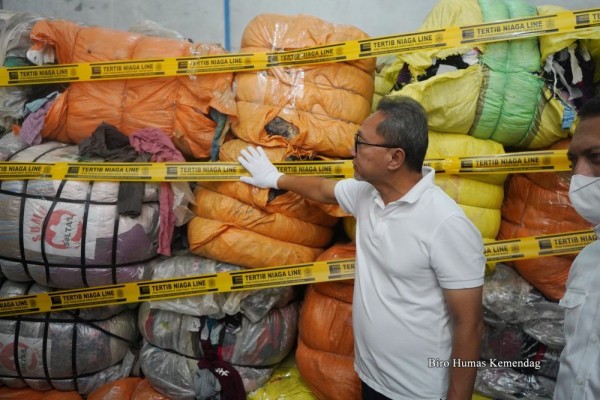 Mengandung Jamur, 750 Bal Pakaian Bekas Impor Dimusnahkan di Karawang
