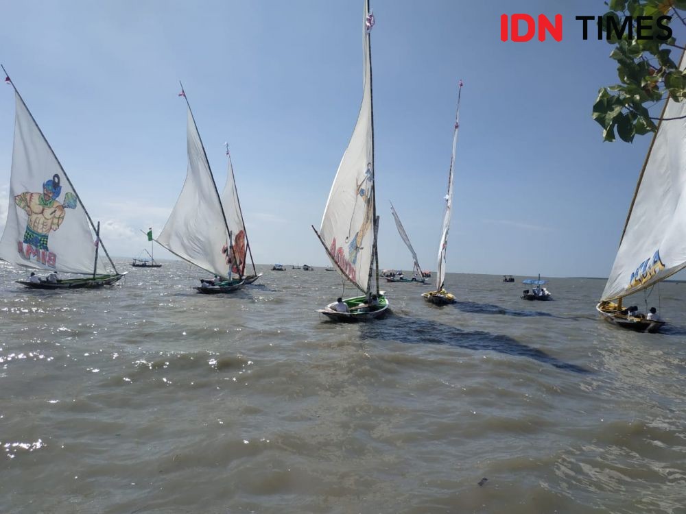 7 Foto Keseruan Lomba Balap Perahu Nelayan di Kenjeran