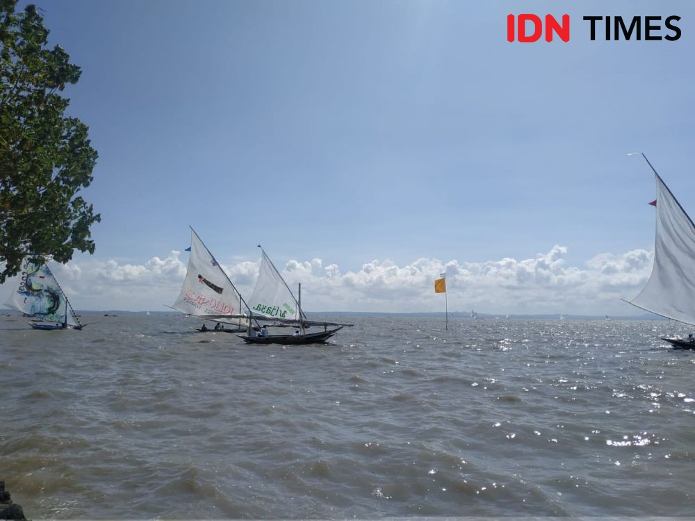 7 Foto Keseruan Lomba Balap Perahu Nelayan di Kenjeran