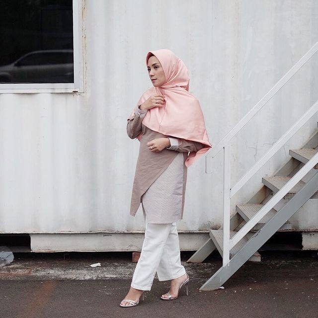 10 Inspirasi OOTD Kondangan Syari Warna Cokelat, Lembut