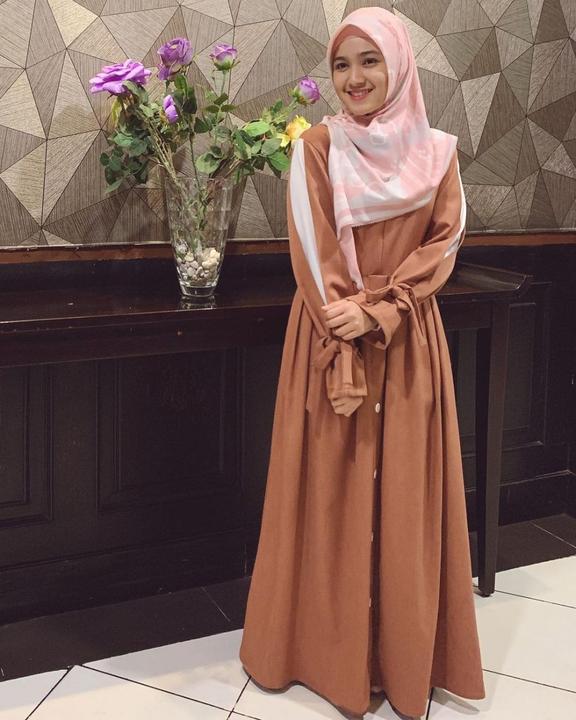 10 Inspirasi Ootd Kondangan Syari Warna Cokelat Lembut