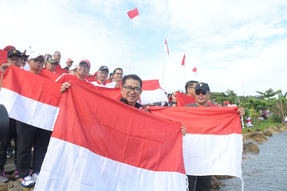 Unik, Bendera Merah Putih Raksasa Membentang di Teluk Mamuju