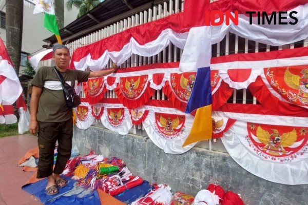 Cerita Pedagang Bendera Merah Putih Musiman Jelang HUT ke-77 RI