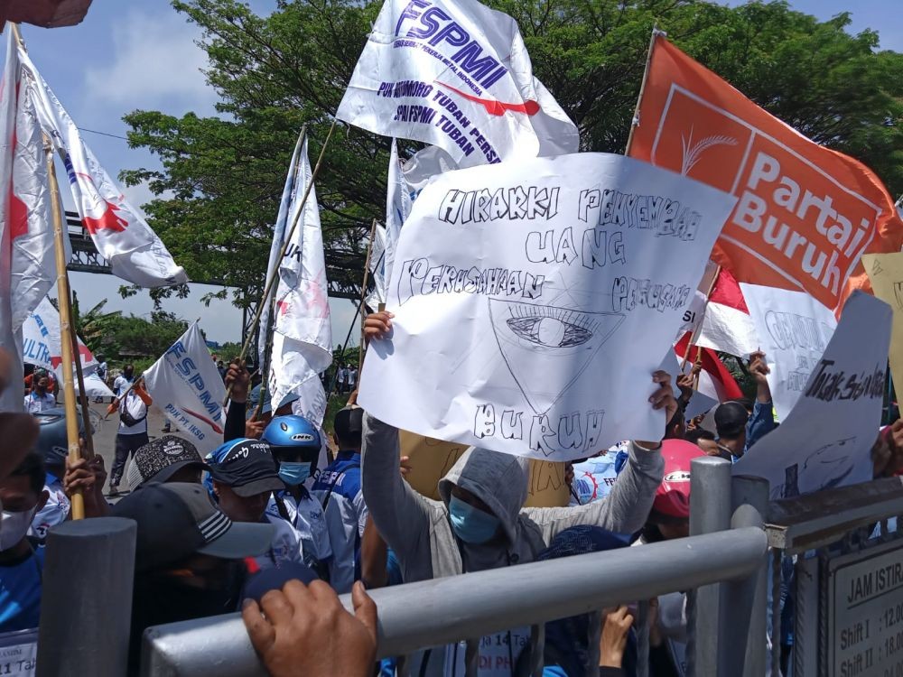 Tolak PHK Sepihak, Ribuan Buruh di Tuban Demo IKSG