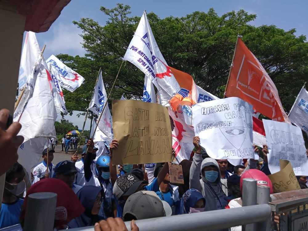 Tolak PHK Sepihak, Ribuan Buruh di Tuban Demo IKSG