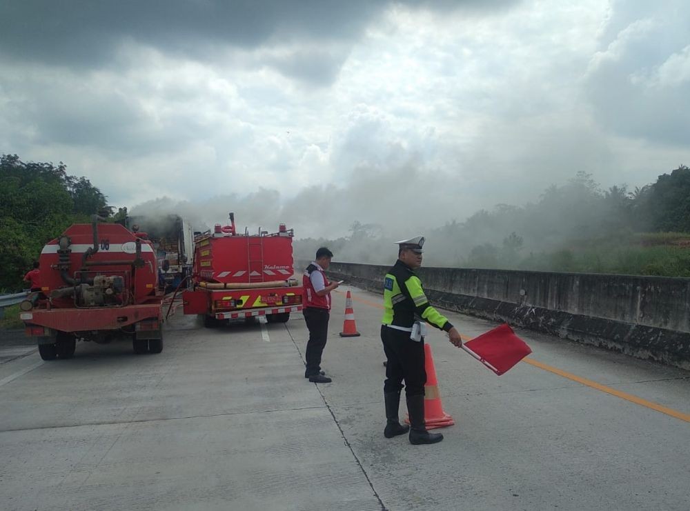 Duh! Truk Pengangkut Paket Terbakar di Jalan Tol Lampung Selatan