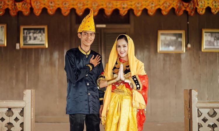 5 Rekomendasi Pakaian Adat Pernikahan Sederhana, Unik dan Simpel