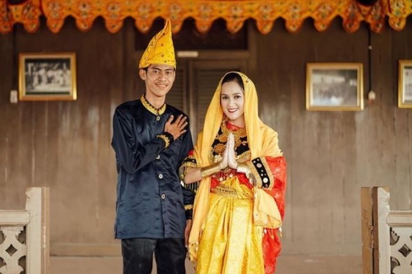 5 Rekomendasi Pakaian Adat Pernikahan Sederhana, Unik dan Simpel