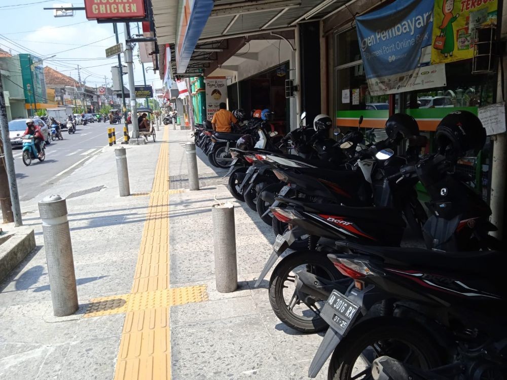 Pedestrian Jalan Ahmad Dahlan Kota Jogja Berubah Jadi Lahan Parkir 