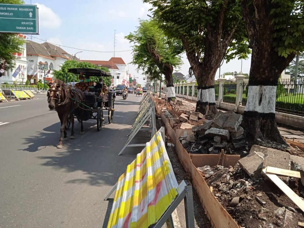 Pedestrian Jalan Ahmad Dahlan Kota Jogja Berubah Jadi Lahan Parkir 