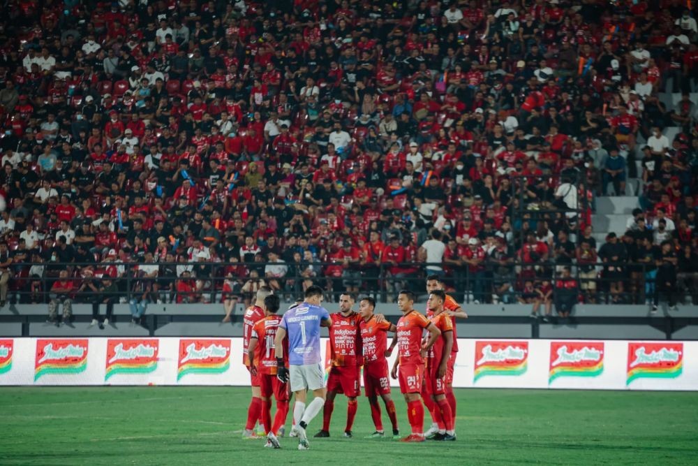 Nasionalisme Suporter Bali United, Kibarkan Bendera Ukuran Raksasa
