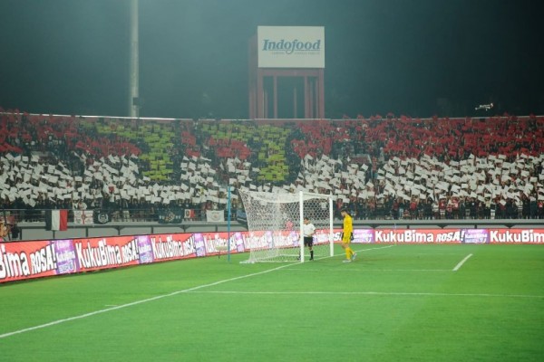 Nasionalisme Suporter Bali United, Kibarkan Bendera Ukuran Raksasa