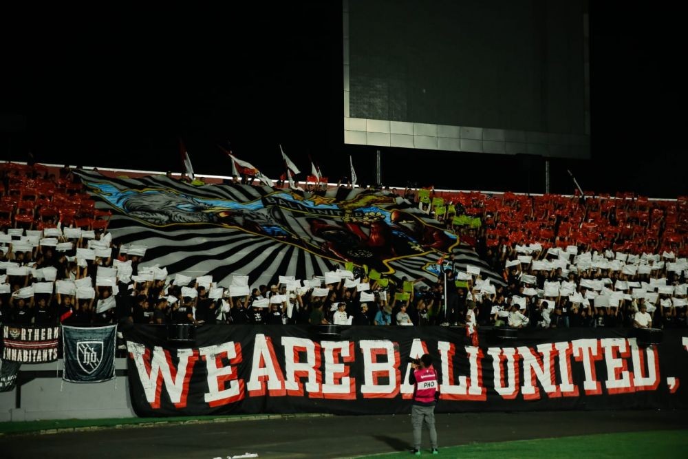 Nasionalisme Suporter Bali United, Kibarkan Bendera Ukuran Raksasa