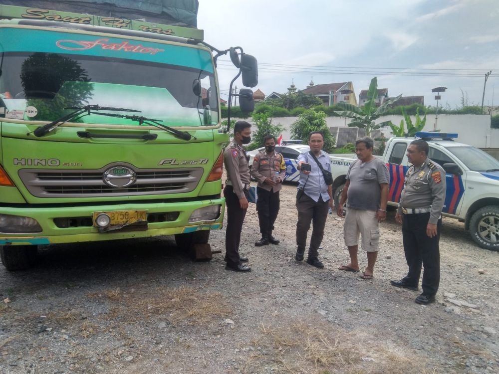 Diduga Rem Blong, Truk Senggol 2 Pemotor di Bandar Lampung