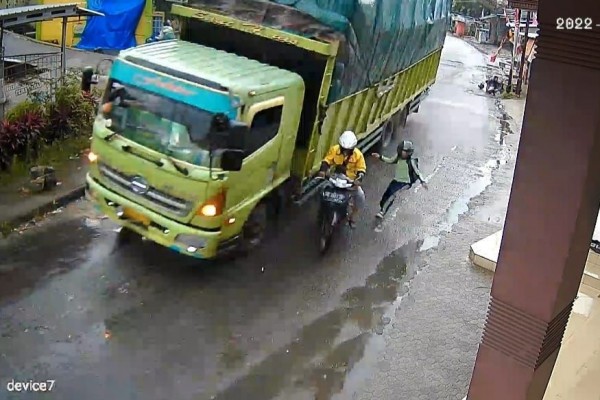 Diduga Rem Blong, Truk Senggol 2 Pemotor di Bandar Lampung
